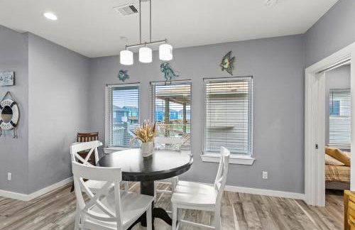 Relax And Sea NEW Luxury Canal-View Escape Gated Community Firepit and Decks - Foto 21