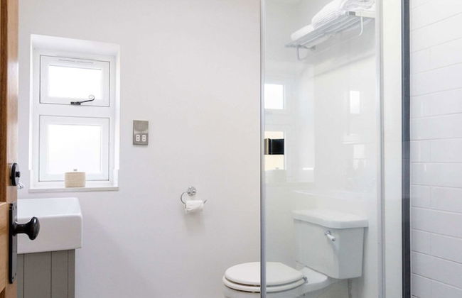 Charming Seaside Cottage - 5-min Walk to Beach - Photo 47