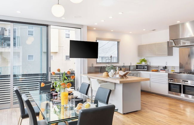 Venice View by Avantstay Walk to Venice Beach Rooftop, Ice Bath, Luxe Design - Photo 4