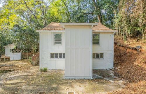 Classic City Apartment w Firepit - Photo 17