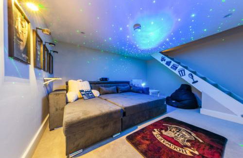 The Lumos House - 4 Bed Home w Parking near Harry Potter Studios - Foto 59