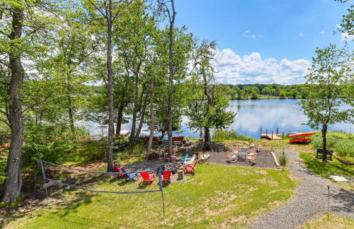 Lakefront Pocono Retreat w/ Hot Tub & Movie Hub - Foto 36