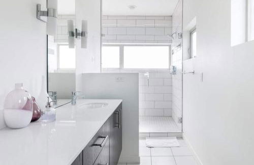 Urban Architectural Retreat with Rooftop Deck & Fi - Foto 19