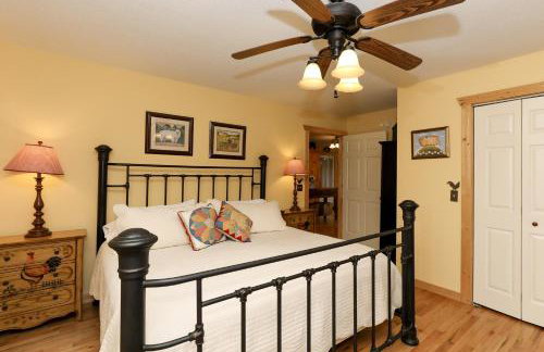 3-Story Private Cabin with Hot Tub and Fire Pit - Foto 14