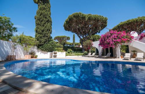 Traditional 3 bedroom villa with great pool in the heart of Vale do Lobo - Photo 15