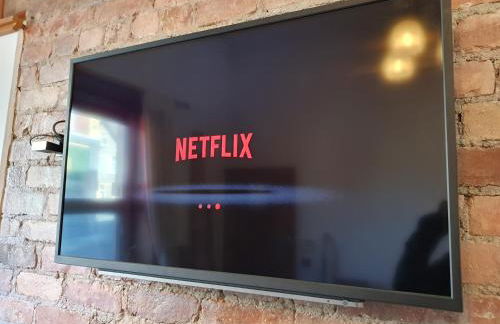 FREE DOG STAY - LARGE APARTMENT - Walk in Shower -FULL Kitchen - Free On Street Parking, NETFLIX - Super Fast WiFi - DVD's-Welcome Tray - No Deposits - Just Meters from Gavin n Stacey Film House - Foto 7