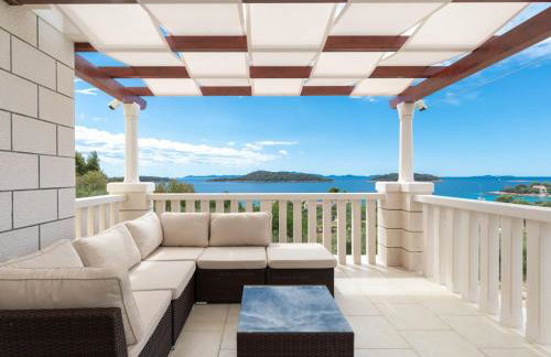 Modern Villa with Pool - Photo 47