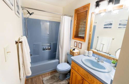 Serenity Falls - Stylish 4Bdr Mountain Retreat, Hot Tub, Pool - Foto 37