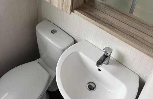 Caravan- Sleeps 6 2 Bedrooms - Thurston Manor - Photo 12