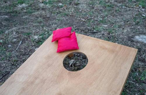 Urban Oasis Cozy Home Near Downtown with Game Room and Firepit - Foto 23