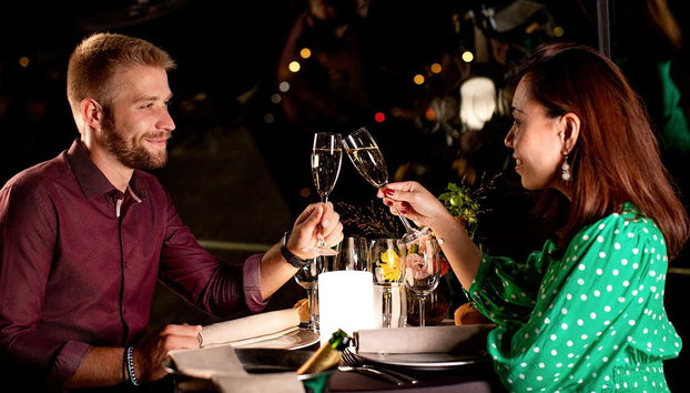 Crucero por el Sena desde la Torre Eiffel con cena - Foto 4, Brindando durante el crucero nocturno