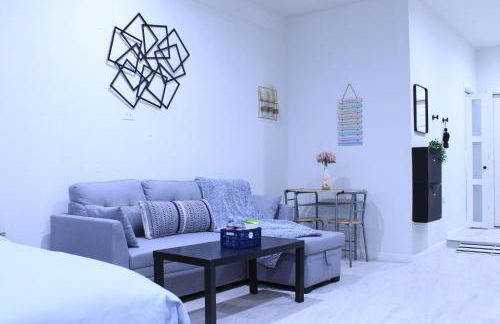 Entire studio with full kitchen and in-unit laundry - Foto 4