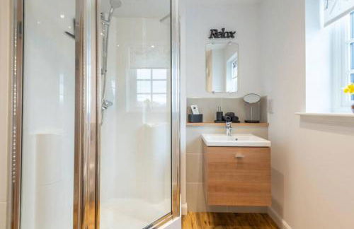 Stylish & Modern Apartment - Photo 22