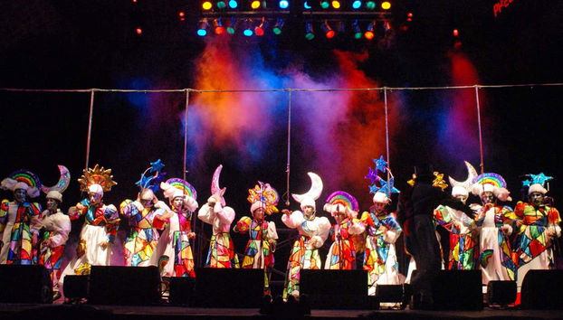 Palco com um dos grupos atuando