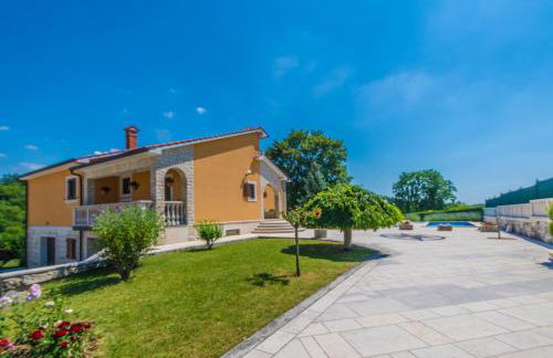 Villa Ritoša, a beautiful pool villa surrounded by greenery - Photo 12