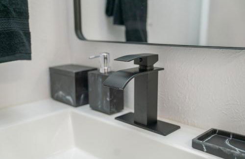 DT DFW Chic Free Parking and Pool In Medical District - Foto 6