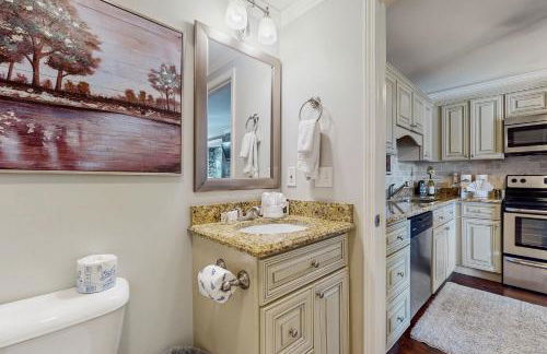 Pool and Riverfront! Couples Retreat in Smoky Mtns - Foto 13