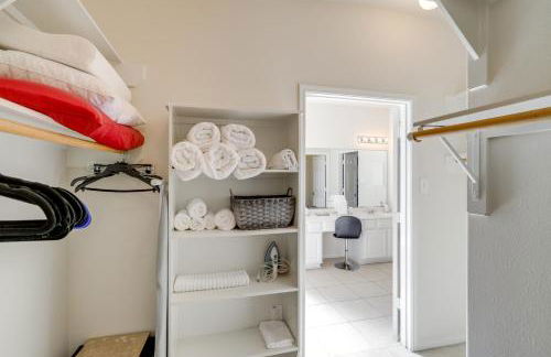 Lake-View Home with Pool Access in Legends Ranch! - Foto 13