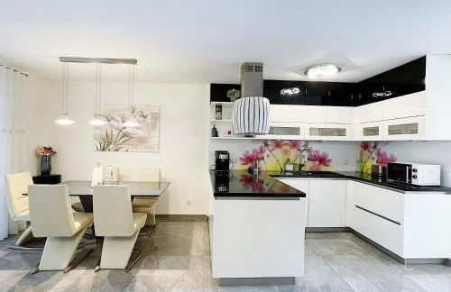 Luxury Wohnung mit Großem Bett und Schlafsofa Luxuriös Ausgestattet mit schöne Terrasse und Garten! - Foto 5