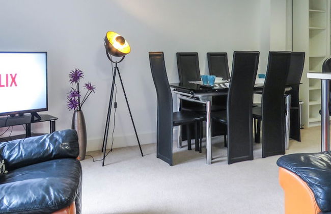 Tudors eSuites Park Central Townhouse Garden and Parking - Foto 17