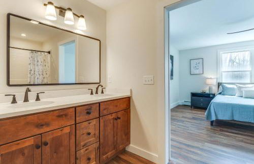 Walk to Beach and Sebago Lake Luxe Family Getaway! - Foto 10