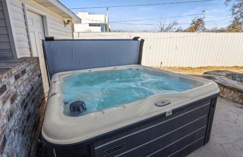 Spacious Lakefront View With Hot Tub and Pool NH - Foto 40