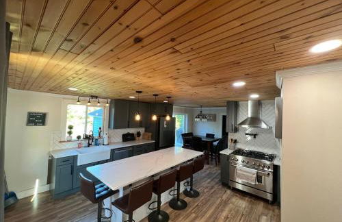 3,000 Sq Ft Historic Colonial Minutes from Okemo with Direct VAST Trail Access - Foto 1