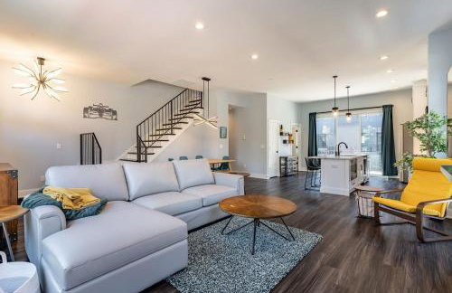 Lux Home 5 mins to Grand Park with Private Garage-Family Friendly - Foto 7