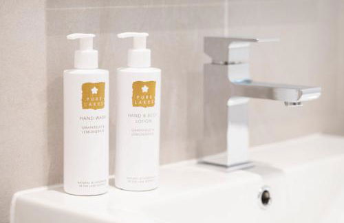 The Hideaway with Cosy Fireplace by LetMeStay - Foto 25