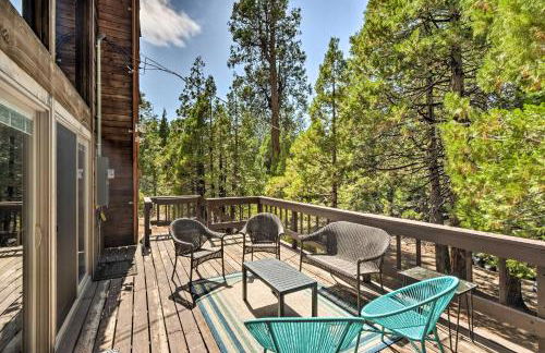 Charming Pinecrest Cabin with Private Deck - Foto 2