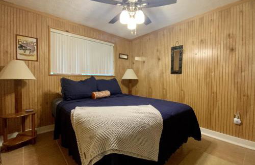 Barney's Retreat- Rustic cabin on the river! - Foto 11