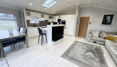 Modern 2 bed cabin with River Views - Foto 3