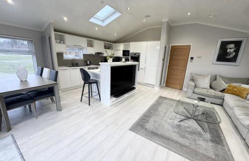 Modern 2 bed cabin with River Views - Photo 3