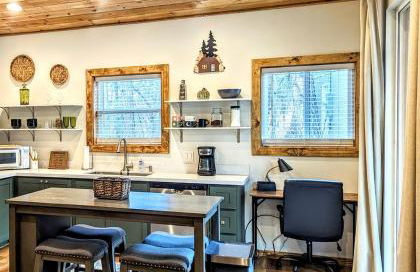 Relax & Recharge in Cozy Pinetop 2BR Retreat - Foto 8