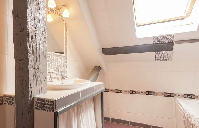 Elegant House With Heated Pool and Sauna - Photo 18