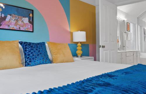 NEW! Stylish Home Arcade & Fireplace Sleeps 10 - Foto 18