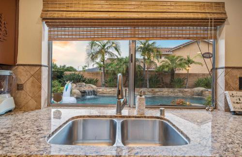 Entire Private Home with 4 Bedrooms, Pool, Hot Tub, King Bed, Garage, Available Now - Foto 16