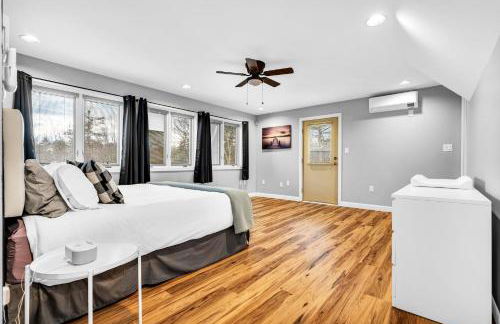 Maine Pondfront Home Sleeps 22 - Pool & Hot Tub - Photo 25