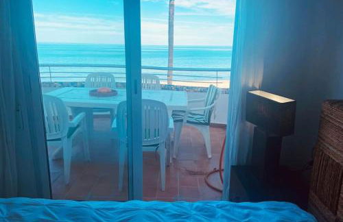 Apartamento en primera línea de playa con piscina y garaje gratuito - Foto 34
