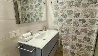 Central Modern Apartment near Lake Como with Elevator and Air Conditioning - Foto 2