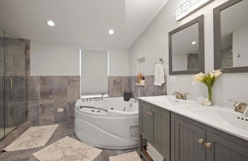 Cheerful 5-bedroom w/Screened Patio, Sleeps 10 in the heart of Fremont! - Foto 7