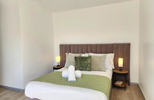 Luxury 2-Bed Apartment with AC, Sleeps 6, Private Garden, Free Parking, Netflix - Photo 2