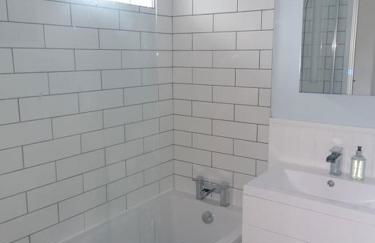 The Getaway - Modern 2 Bedroom Brixham Bungalow with sea peeps - Photo 8