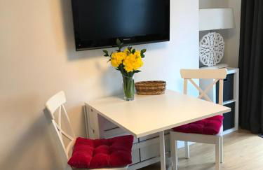 Stunning pied-a-terre moments from the water. - Photo 8