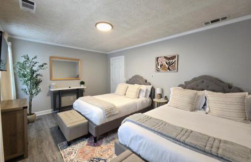 Cozy 5 BR Retreat Coffee StationFirepitPatio - Photo 44