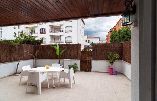 Near beaches large private patio, aircon & community pool - Foto 3