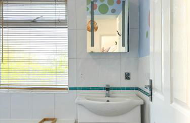 Modern Family Home near Reculver - Sleeps 8 - Pets Friendly! - Photo 5