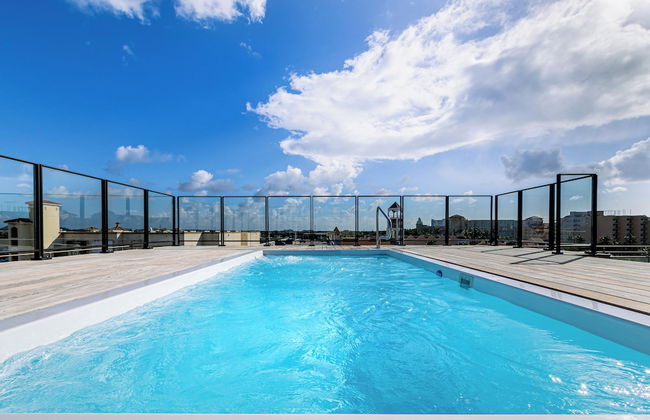 Luxury 2-bedroom Condo Right on the Strip in Palm Beach - Photo 24