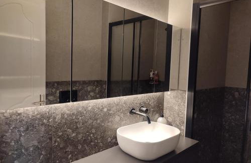 Avenue Luxury Home - Photo 19