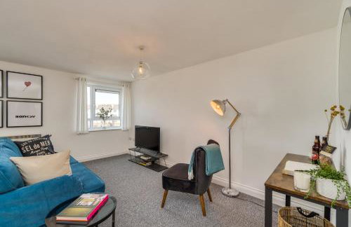 Chic and Bright Apartment Near the Water - Photo 17